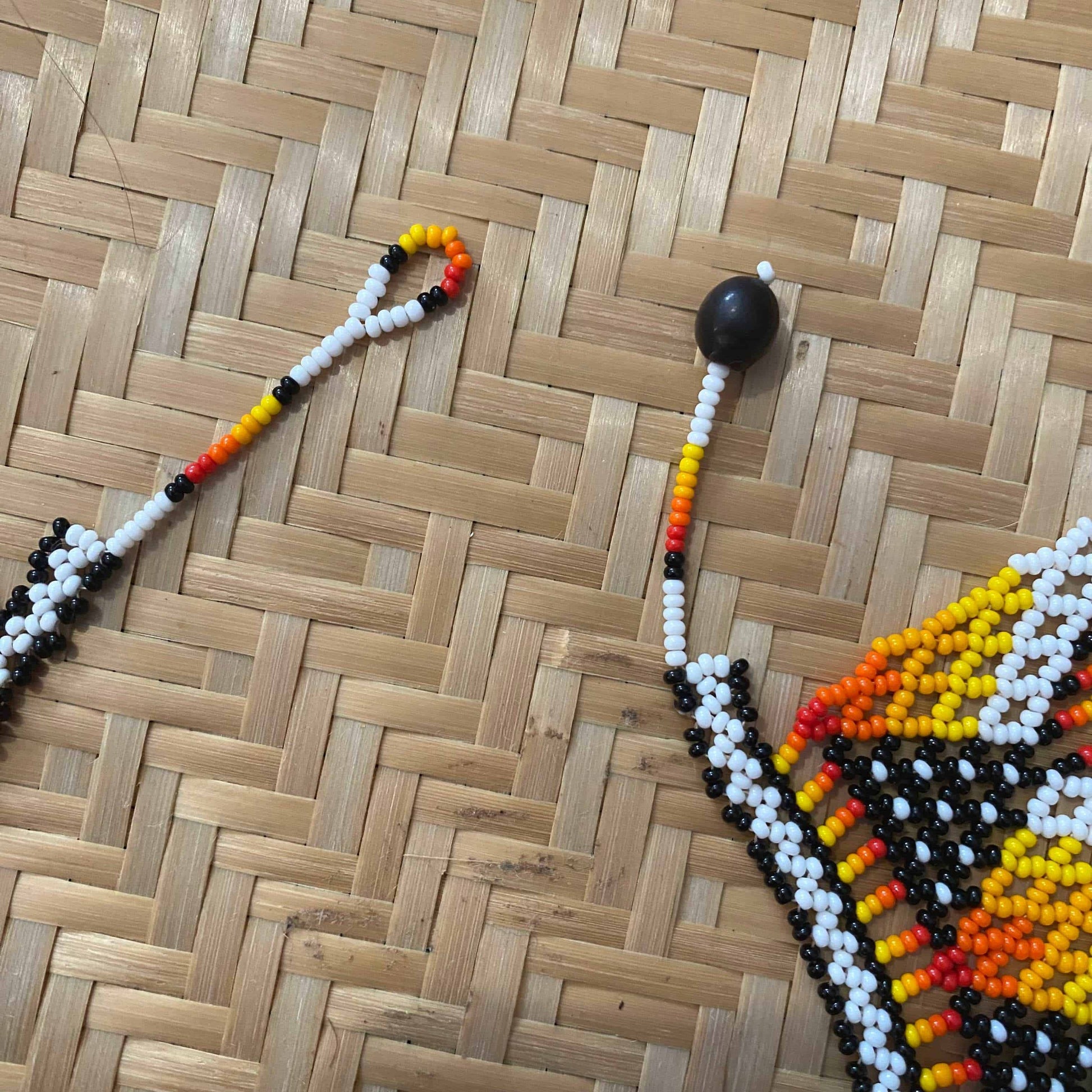 Collier Miçanga - orange, noir et blanc - Ethnie Mehinako Collier Ethnie Mehinako, localisée dans le Parc Indigène du Xingu dans l' état du Mato Grosso au Centre-Ouest du Brésil. 