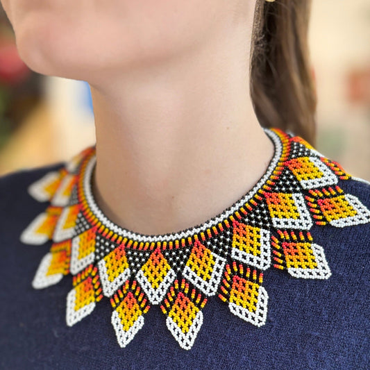 Collier Miçanga - orange, noir et blanc - Ethnie Mehinako Collier Ethnie Mehinako, localisée dans le Parc Indigène du Xingu dans l' état du Mato Grosso au Centre-Ouest du Brésil. 