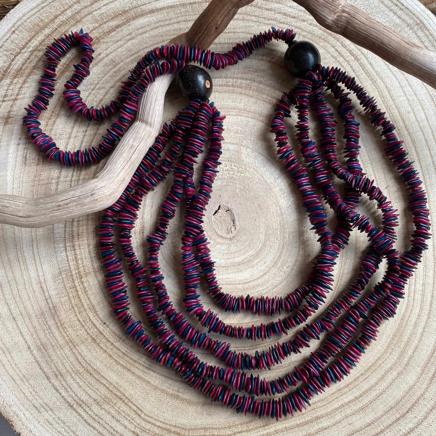 Collier sautoir de graines de jueirana avec noix - Ethnie Pataxo Collier Ethnie Pataxo, localisée dans l'état de Bahia à l'Est du Brésil. 