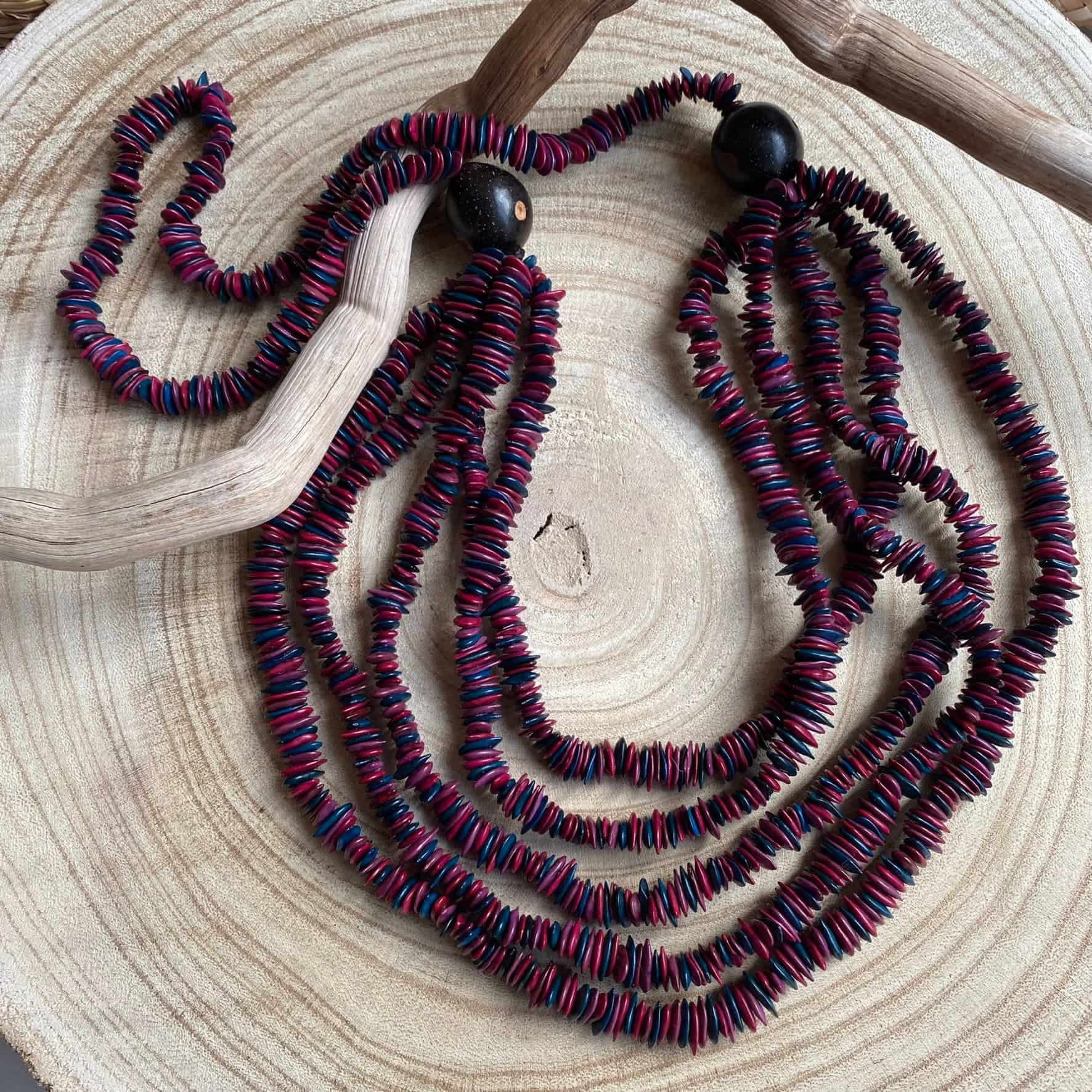 Collier sautoir de graines de jueirana avec noix - Ethnie Pataxo Collier Ethnie Pataxo, localisée dans l'état de Bahia à l'Est du Brésil. 