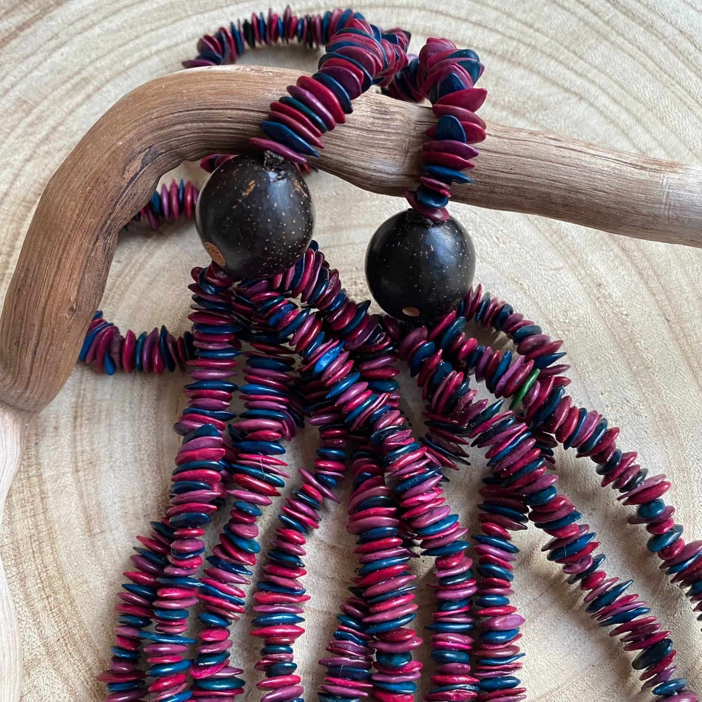 Collier sautoir de graines de jueirana avec noix - Ethnie Pataxo Collier Ethnie Pataxo, localisée dans l'état de Bahia à l'Est du Brésil. 