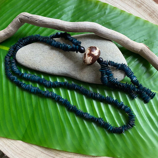 Collier sautoir de graines de jueirana et pendentif en jarina - Ethnie Pataxo Collier Ethnie Pataxo, localisée dans l'état de Bahia à l'Est du Brésil. 