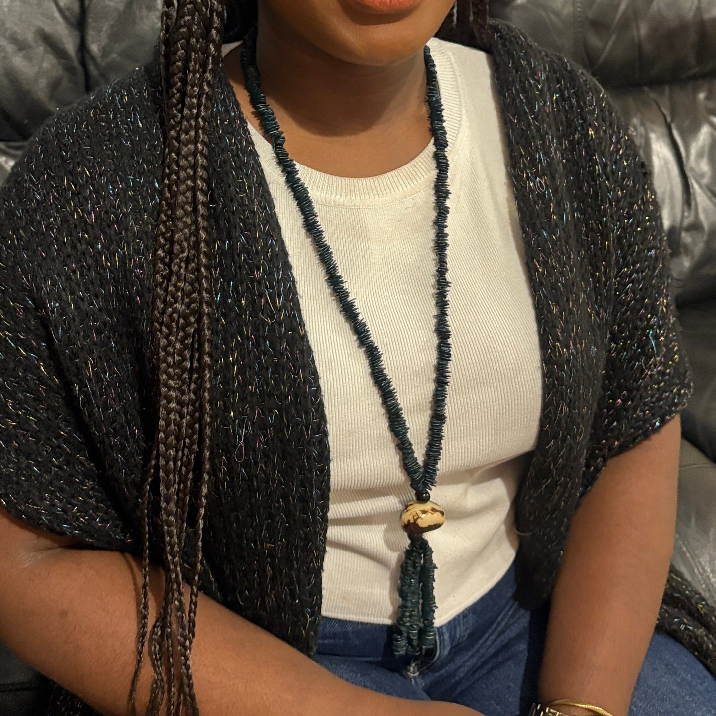 Collier sautoir de graines de jueirana et pendentif en jarina - Ethnie Pataxo Collier Ethnie Pataxo, localisée dans l'état de Bahia à l'Est du Brésil. 