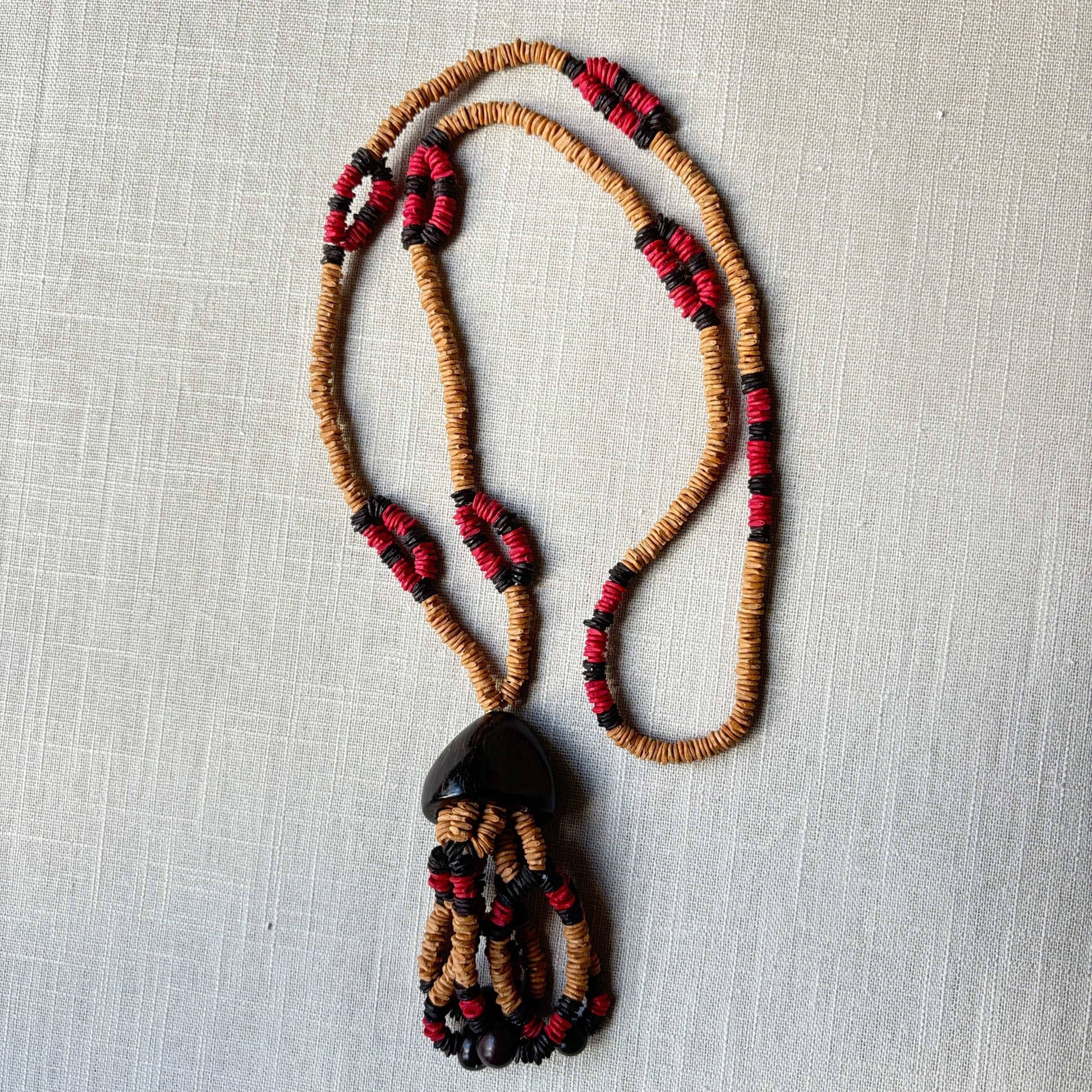 Collier sautoir de graines de morototo et pendentif babaçu - Ethnie Wai Wai Collier Ethnie Wai Wai localisée dans les états de l' Amazonas, Pará et Roraima dans le Nord du Brésil. 