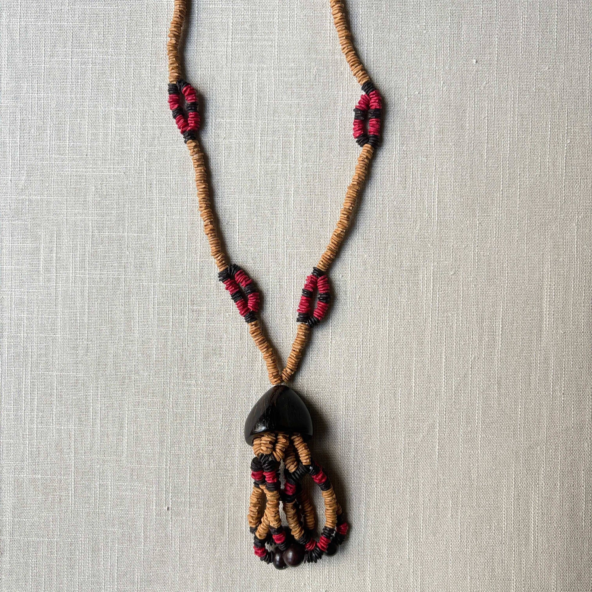 Collier sautoir de graines de morototo et pendentif babaçu - Ethnie Wai Wai Collier Ethnie Wai Wai localisée dans les états de l' Amazonas, Pará et Roraima dans le Nord du Brésil. 