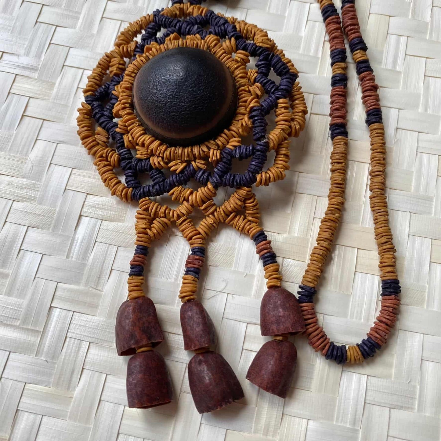Collier sautoir de graines de morototo et pendentif olho de boi et 3 coques - Ethnie Wai Wai Collier Ethnie Wai Wai localisée dans les états de l' Amazonas, Pará et Roraima dans le Nord du Brésil. 
