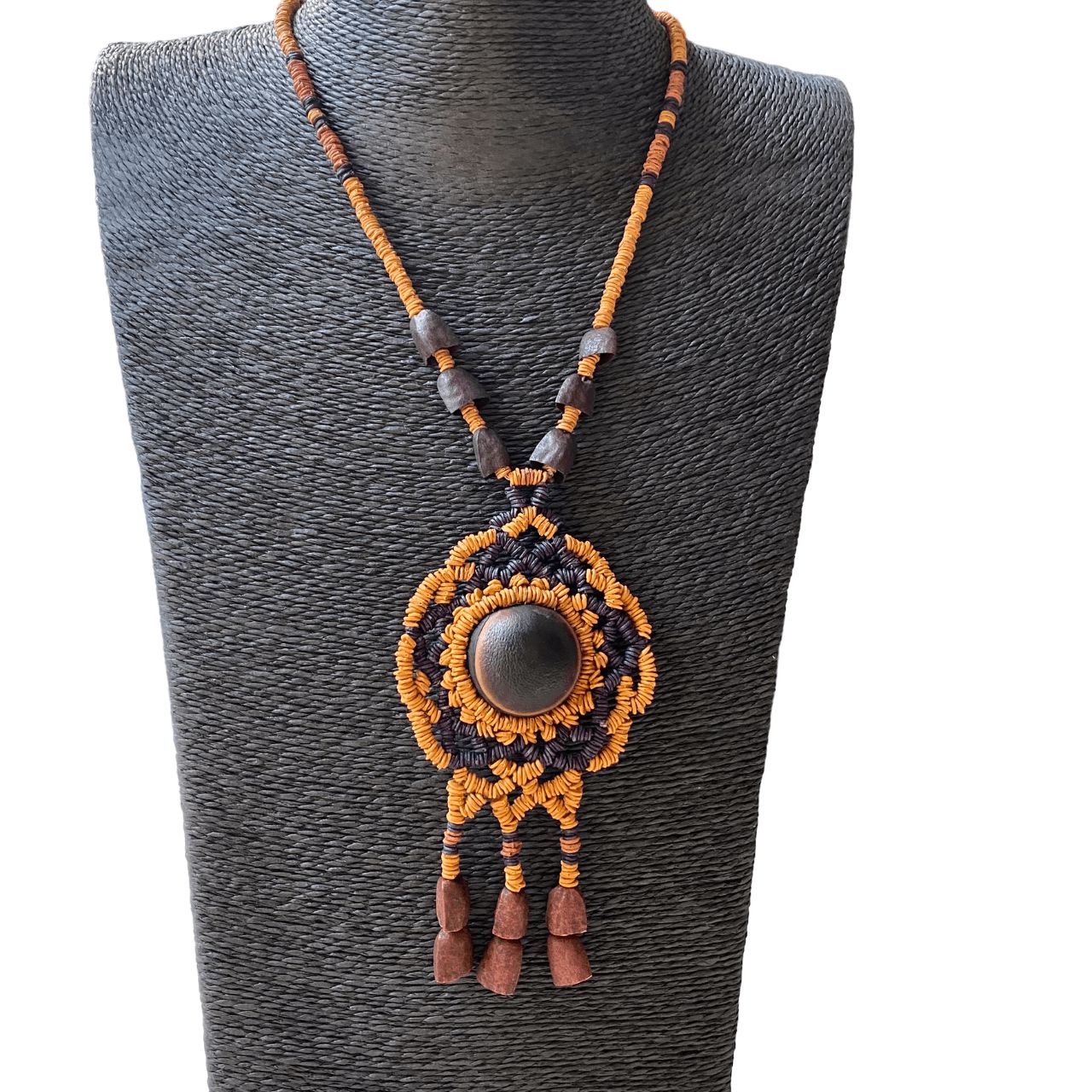 Collier sautoir de graines de morototo et pendentif olho de boi et 3 coques - Ethnie Wai Wai Collier Ethnie Wai Wai localisée dans les états de l' Amazonas, Pará et Roraima dans le Nord du Brésil. 