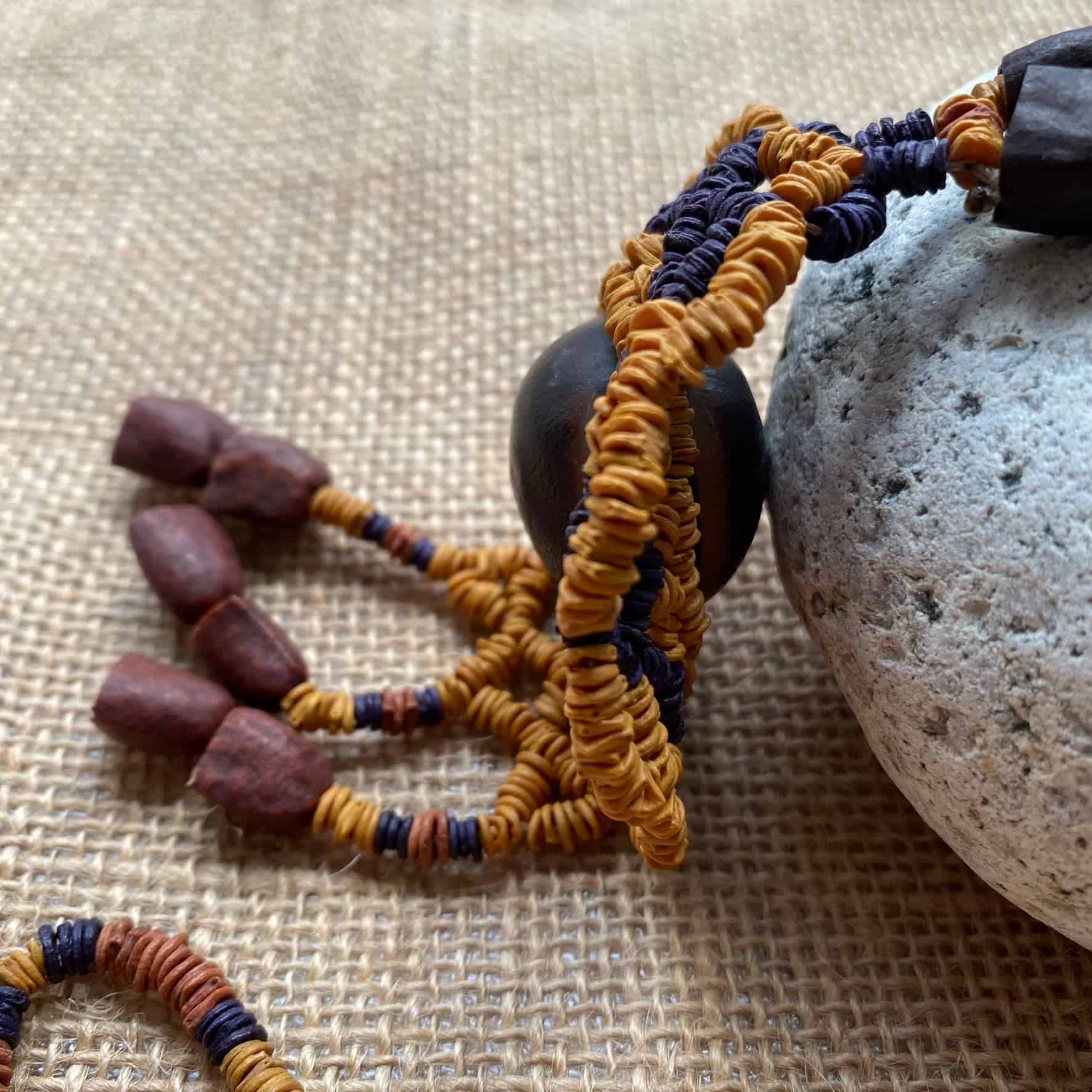 Collier sautoir de graines de morototo et pendentif olho de boi et 3 coques - Ethnie Wai Wai Collier Ethnie Wai Wai localisée dans les états de l' Amazonas, Pará et Roraima dans le Nord du Brésil. 