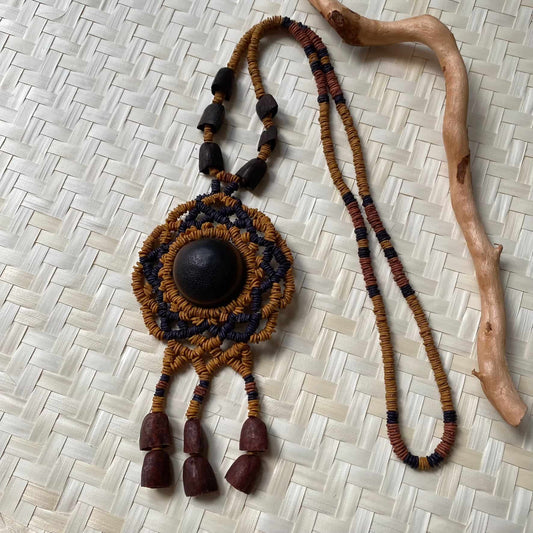 Collier sautoir de graines de morototo et pendentif olho de boi et 3 coques - Ethnie Wai Wai Collier Ethnie Wai Wai localisée dans les états de l' Amazonas, Pará et Roraima dans le Nord du Brésil. 