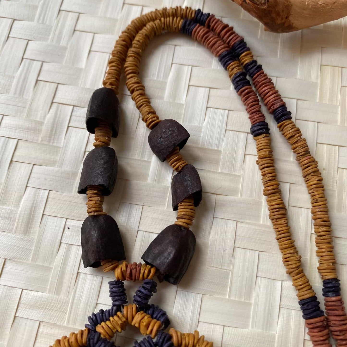 Collier sautoir de graines de morototo et pendentif olho de boi et 3 coques - Ethnie Wai Wai Collier Ethnie Wai Wai localisée dans les états de l' Amazonas, Pará et Roraima dans le Nord du Brésil. 