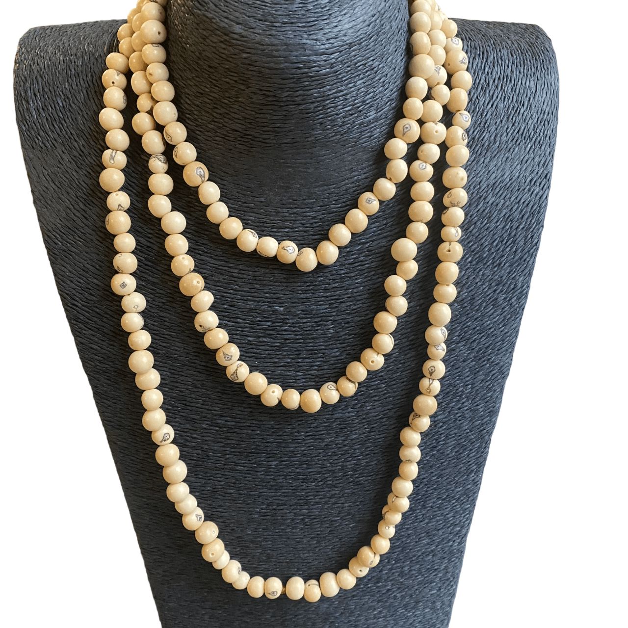 Collier sautoir de graines naturelles d'açai blanc - Ethnie Borari Collier Ethnie Borari, localisée dans l'état du Pará dans le Nord du Brésil. 