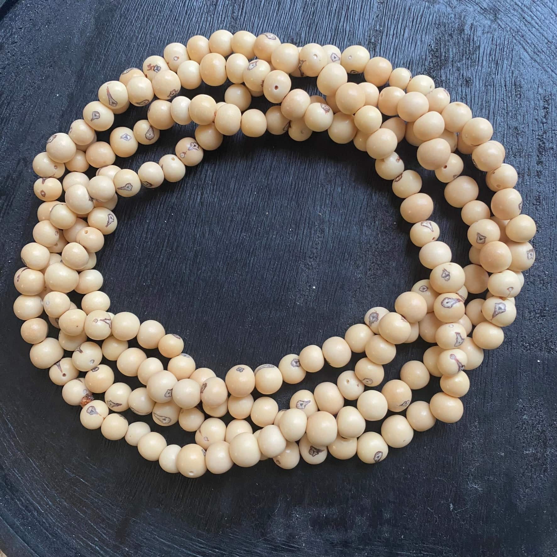Collier sautoir de graines naturelles d'açai blanc - Ethnie Borari Collier Ethnie Borari, localisée dans l'état du Pará dans le Nord du Brésil. 