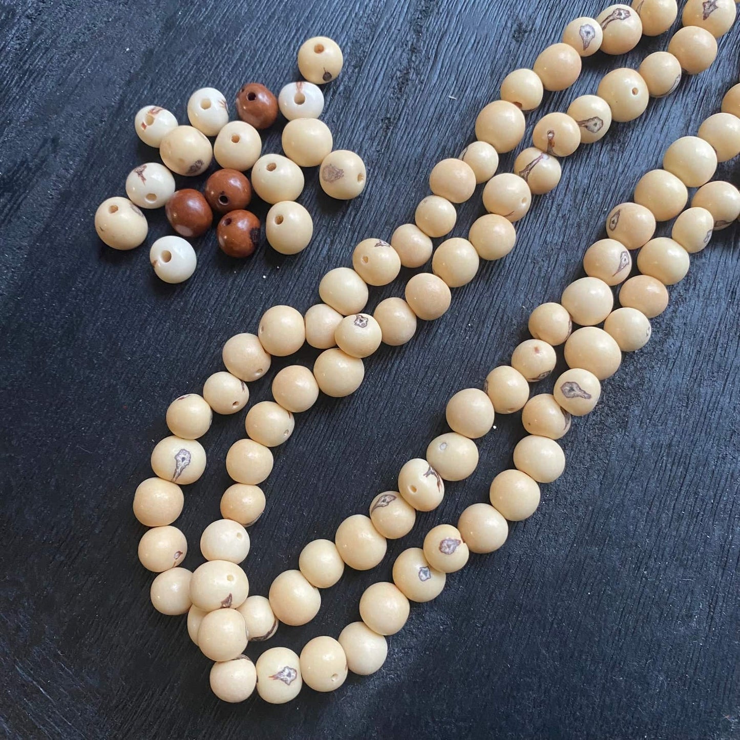 Collier sautoir de graines naturelles d'açai blanc - Ethnie Borari Collier Ethnie Borari, localisée dans l'état du Pará dans le Nord du Brésil. 