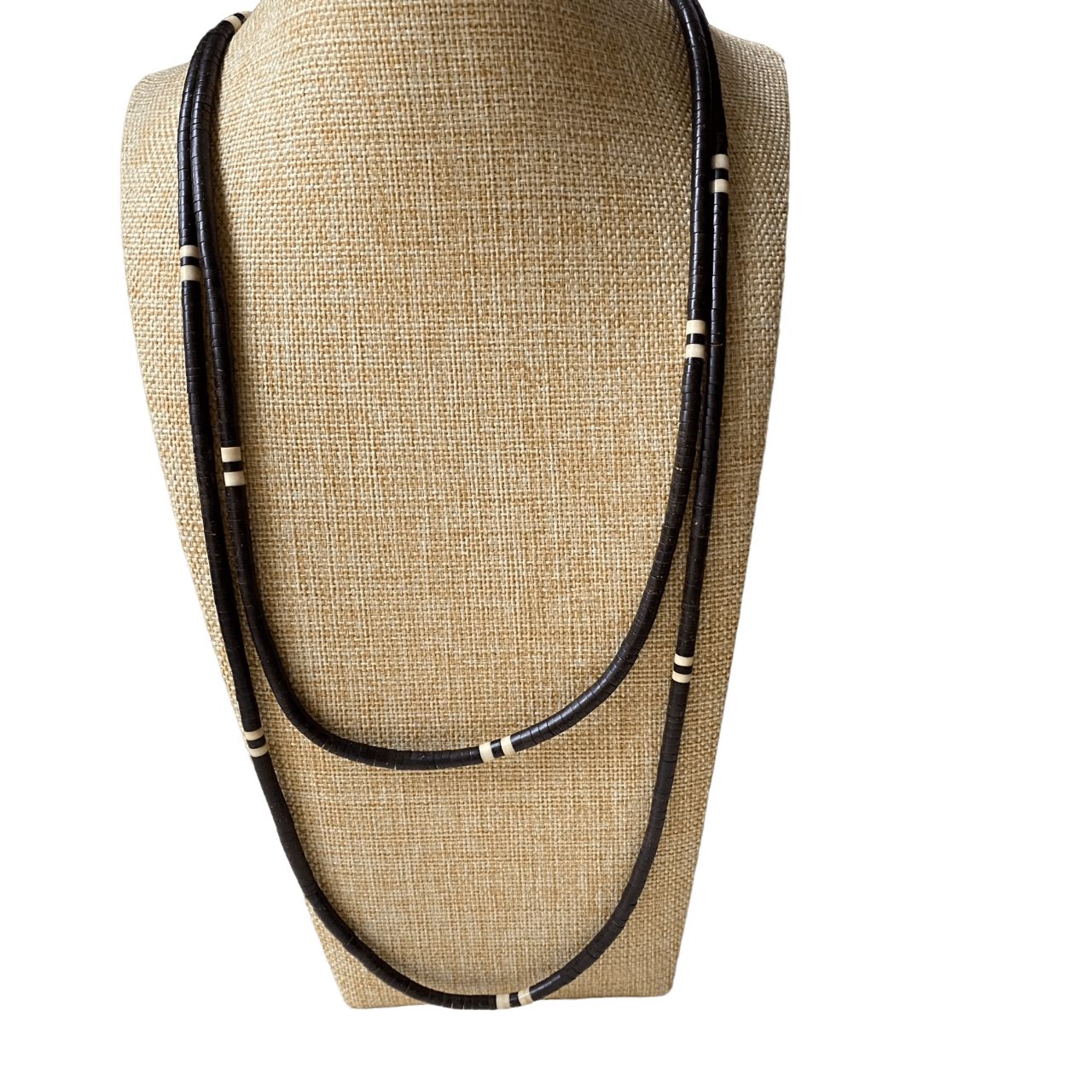 Collier sautoir de noyaux de Tucuma et jarina - marron et blanc - Ethnie Apurina Collier Ethnie Apurina, localisée dans l' état de l' Amazonas au Nord du Brésil. 