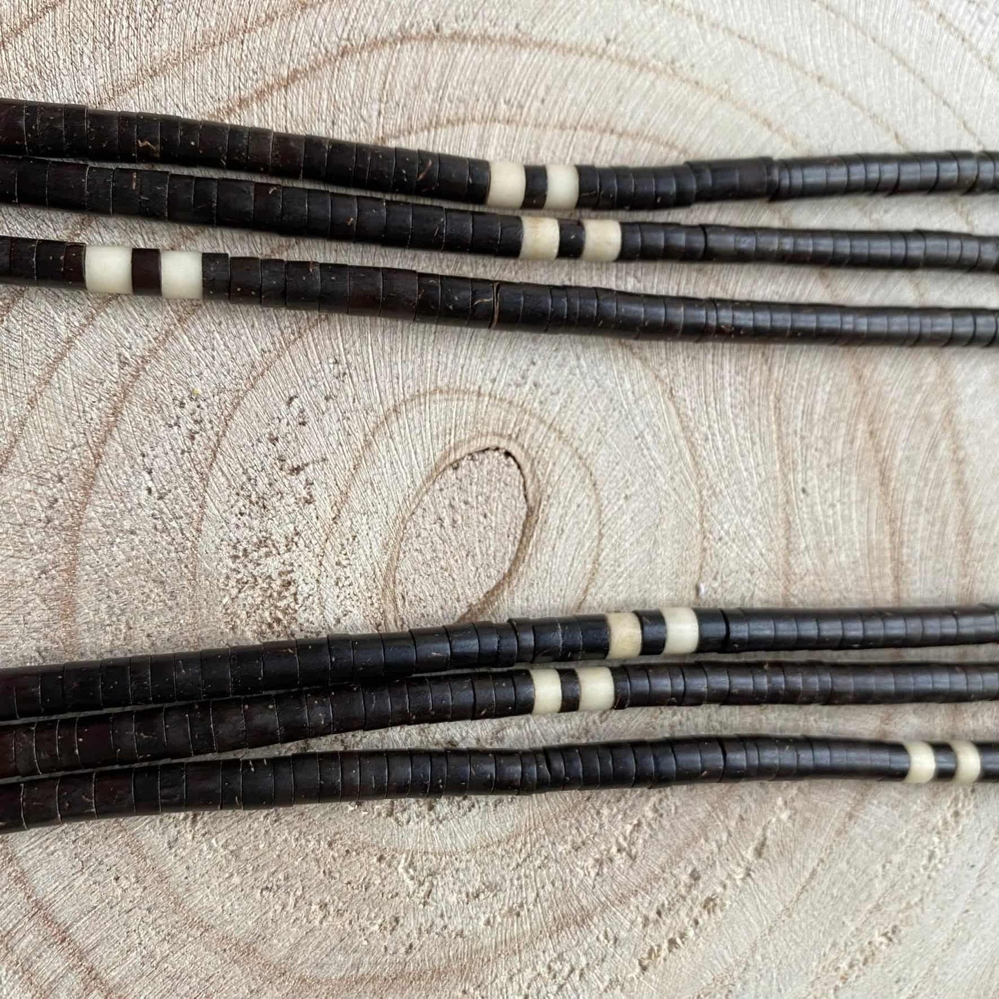 Collier sautoir de noyaux de Tucuma et jarina - marron et blanc - Ethnie Apurina Collier Ethnie Apurina, localisée dans l' état de l' Amazonas au Nord du Brésil. 