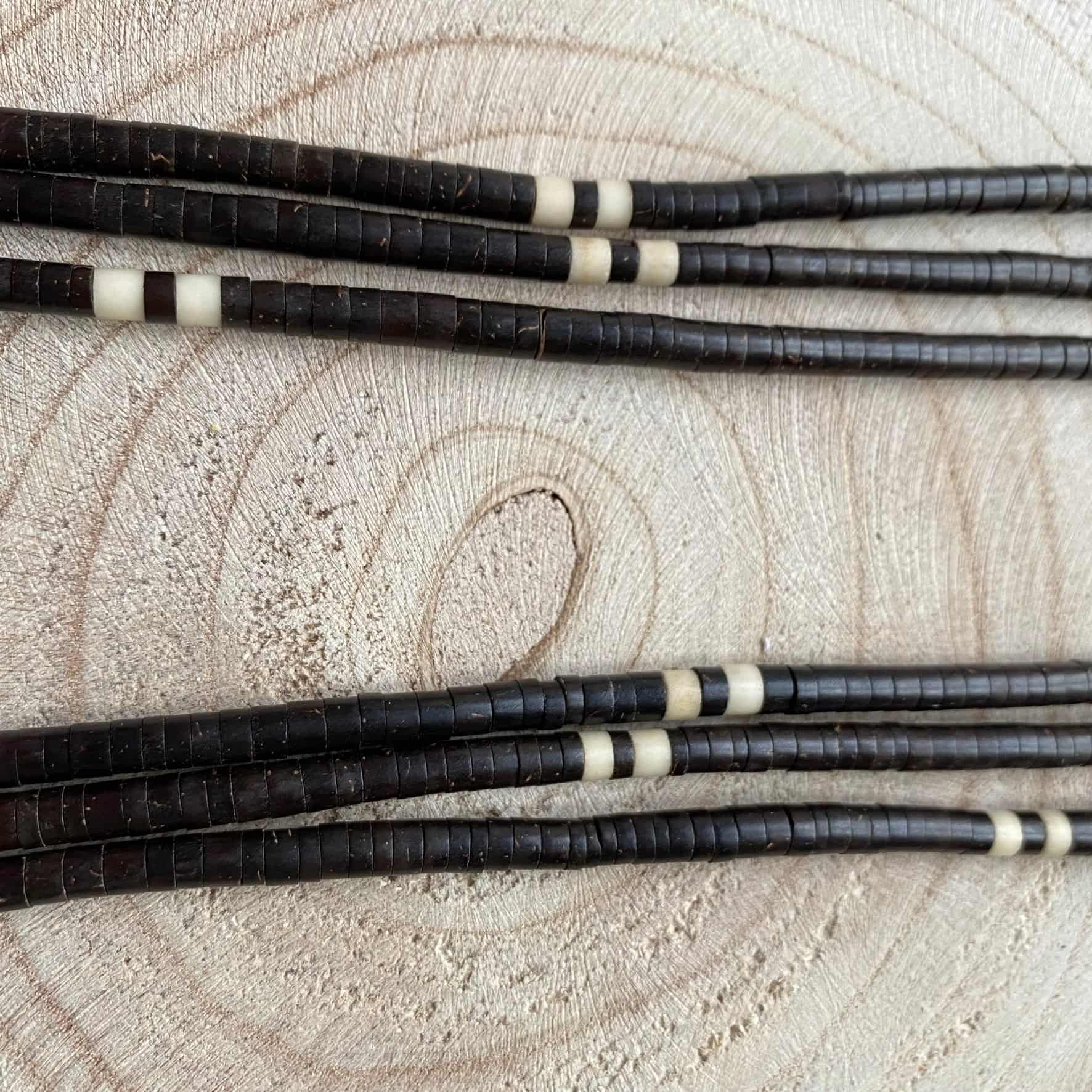 Collier sautoir de noyaux de Tucuma et jarina - marron et blanc - Ethnie Apurina Collier Ethnie Apurina, localisée dans l' état de l' Amazonas au Nord du Brésil. 