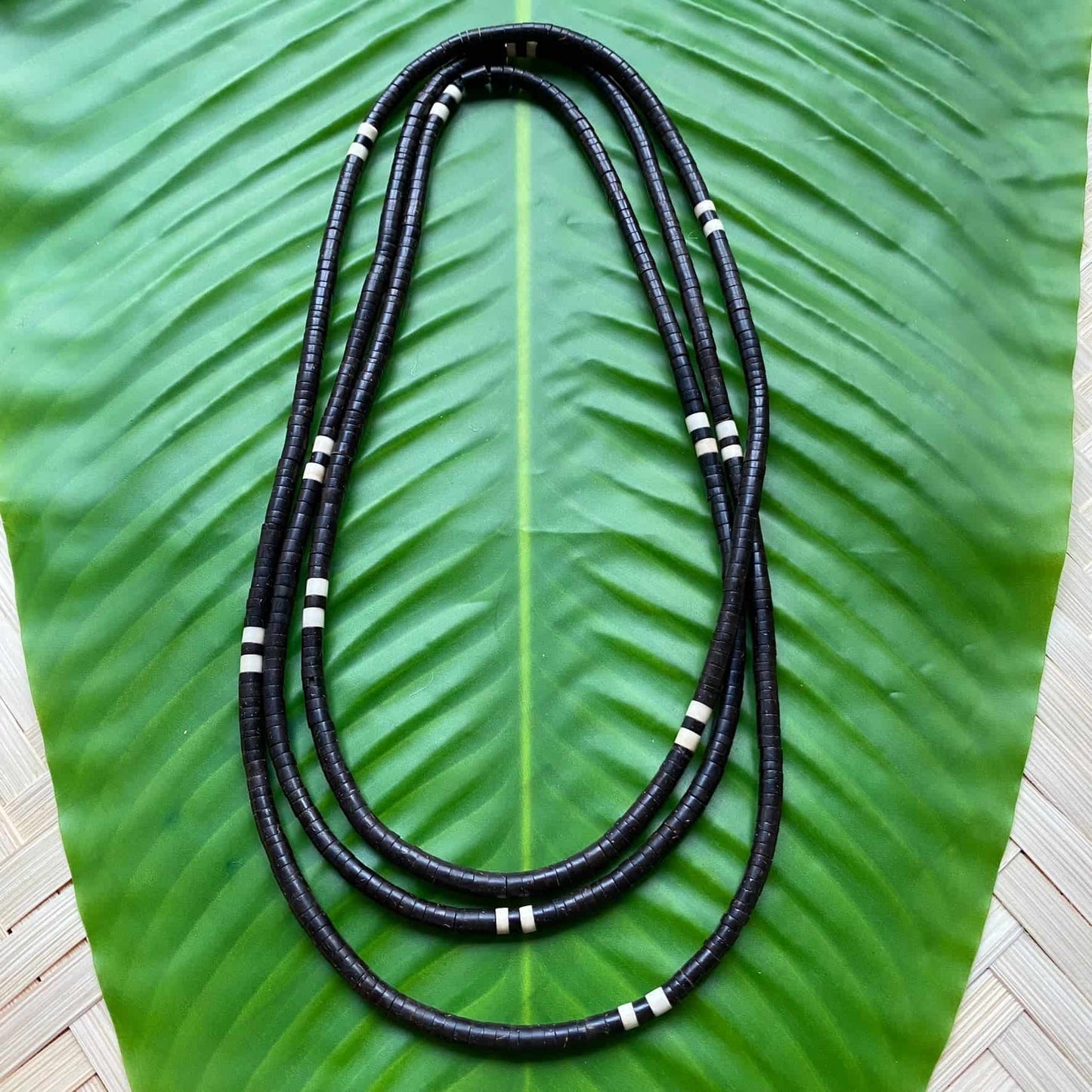 Collier sautoir de noyaux de Tucuma et jarina - marron et blanc - Ethnie Apurina Collier Ethnie Apurina, localisée dans l' état de l' Amazonas au Nord du Brésil. 