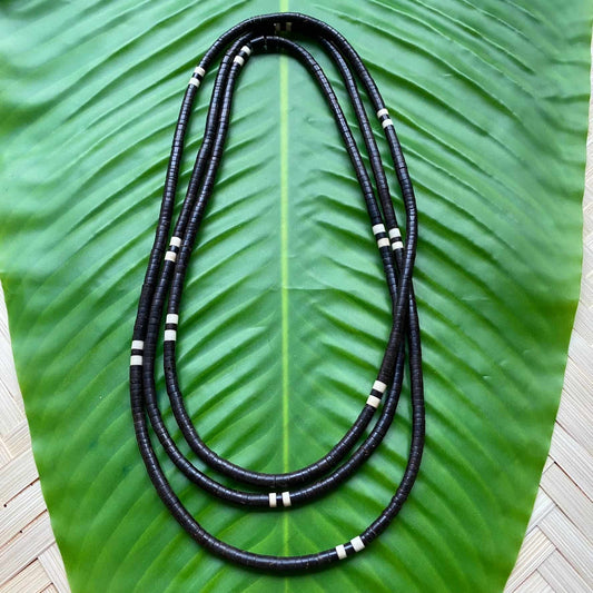 Collier sautoir de noyaux de Tucuma et jarina - marron et blanc - Ethnie Apurina Collier Ethnie Apurina, localisée dans l' état de l' Amazonas au Nord du Brésil. 