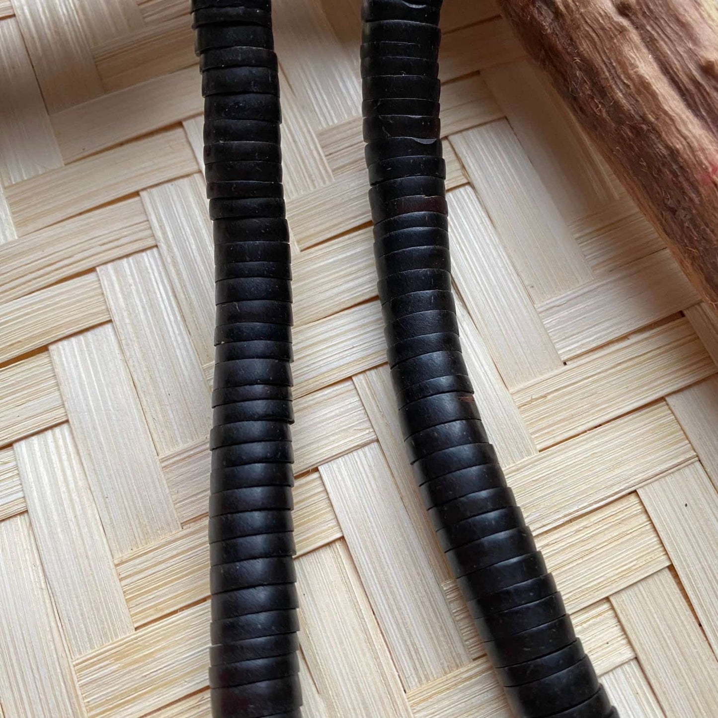 Collier sautoir de noyaux de Tucumã - Ethnie Mehinako Collier Ethnie Mehinako, localisée dans le Parc Indigène du Xingu dans l' état du Mato Grosso au Centre-Ouest du Brésil. 