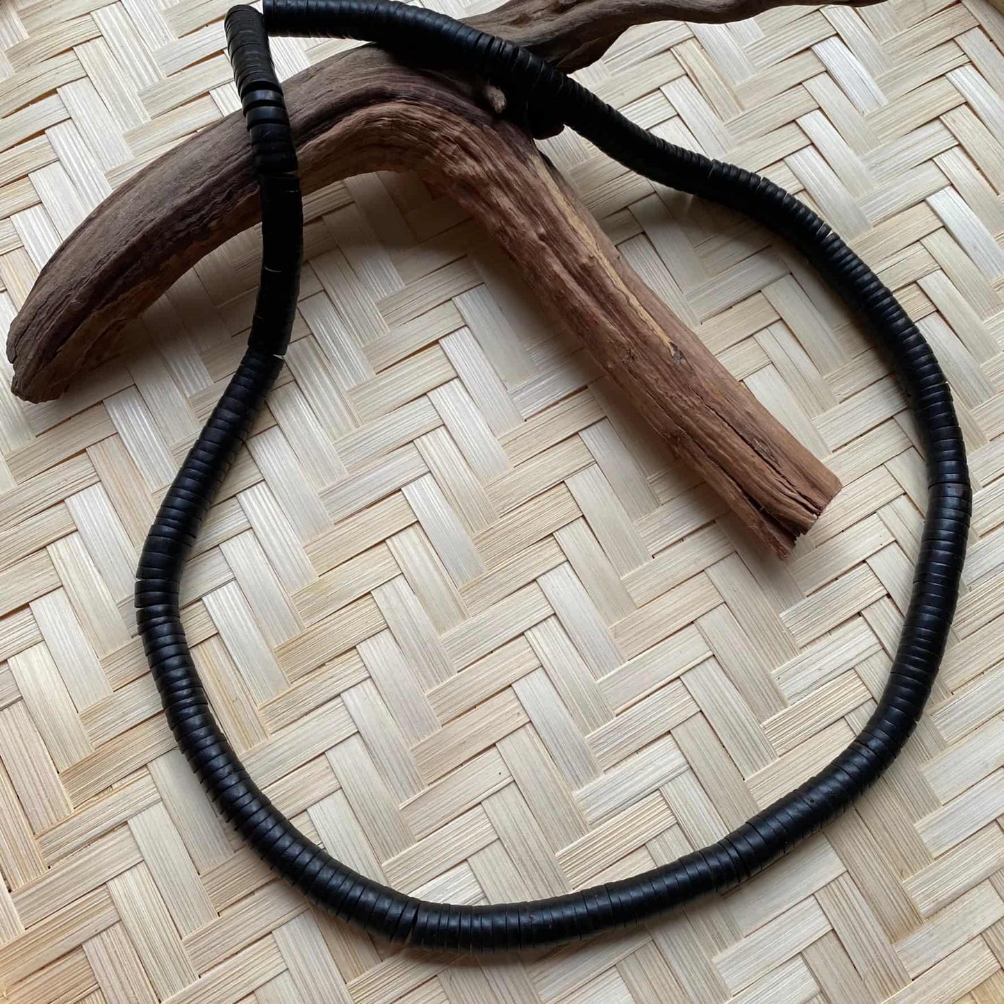 Collier sautoir de noyaux de Tucumã - Ethnie Mehinako Collier Ethnie Mehinako, localisée dans le Parc Indigène du Xingu dans l' état du Mato Grosso au Centre-Ouest du Brésil. 