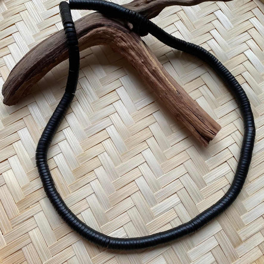 Collier sautoir de noyaux de Tucumã - Ethnie Mehinako Collier Ethnie Mehinako, localisée dans le Parc Indigène du Xingu dans l' état du Mato Grosso au Centre-Ouest du Brésil. 