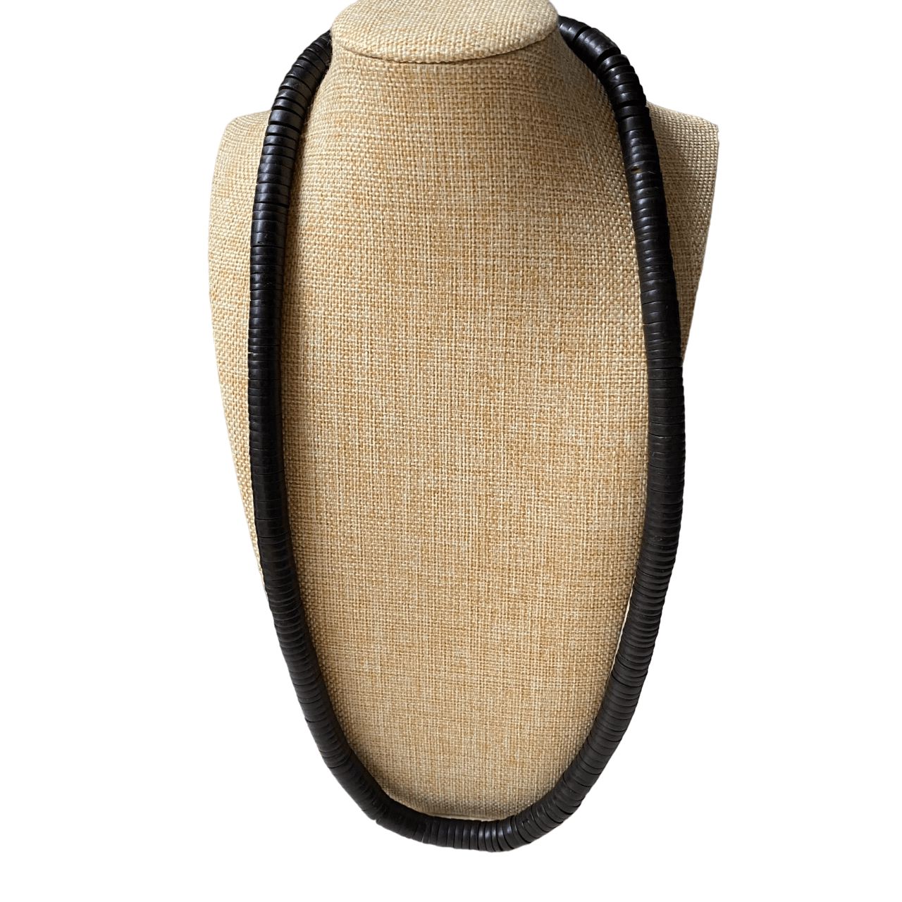 Collier sautoir de noyaux de Tucumã - Ethnie Mehinako Collier Ethnie Mehinako, localisée dans le Parc Indigène du Xingu dans l' état du Mato Grosso au Centre-Ouest du Brésil. 