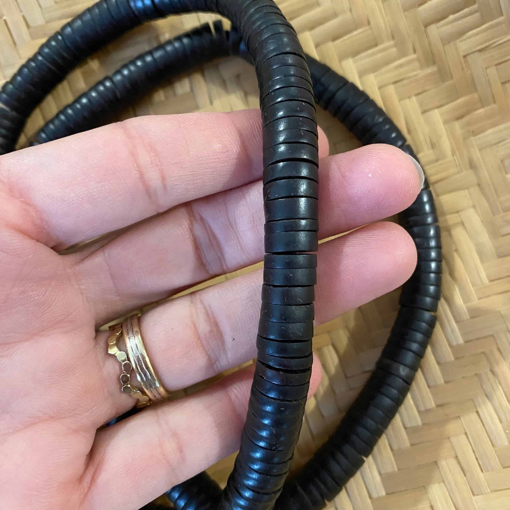 Collier sautoir de noyaux de Tucumã - Ethnie Mehinako Collier Ethnie Mehinako, localisée dans le Parc Indigène du Xingu dans l' état du Mato Grosso au Centre-Ouest du Brésil. 