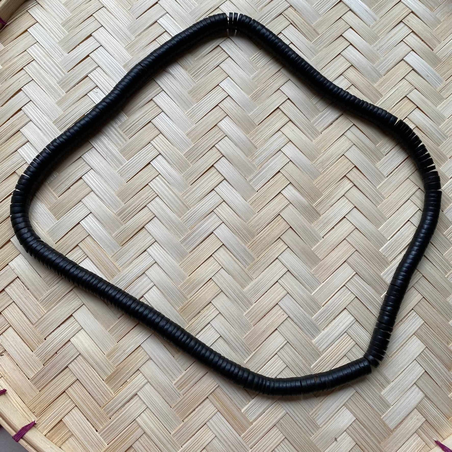 Collier sautoir de noyaux de Tucumã - Ethnie Mehinako Collier Ethnie Mehinako, localisée dans le Parc Indigène du Xingu dans l' état du Mato Grosso au Centre-Ouest du Brésil. 