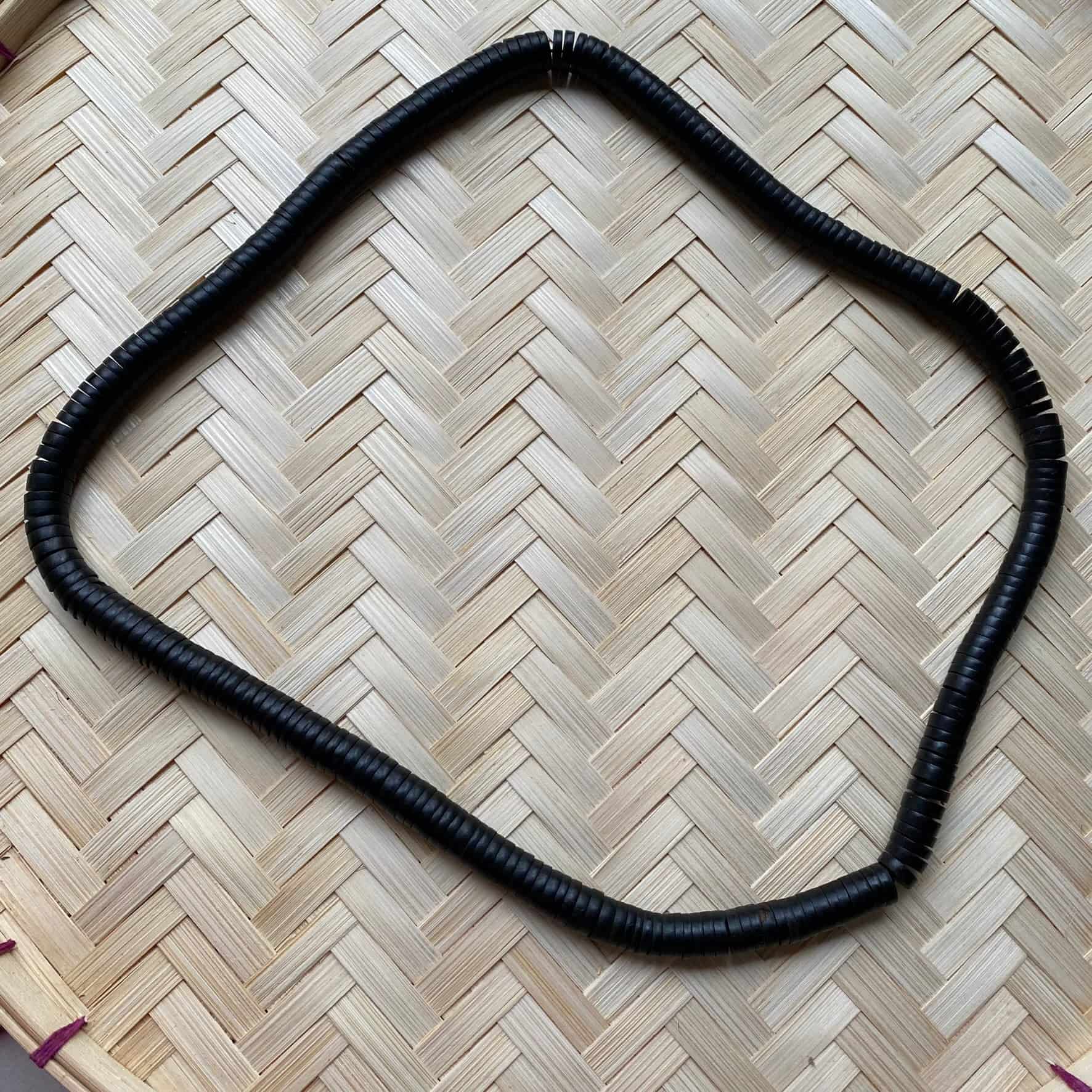 Collier sautoir de noyaux de Tucumã - Ethnie Mehinako Collier Ethnie Mehinako, localisée dans le Parc Indigène du Xingu dans l' état du Mato Grosso au Centre-Ouest du Brésil. 