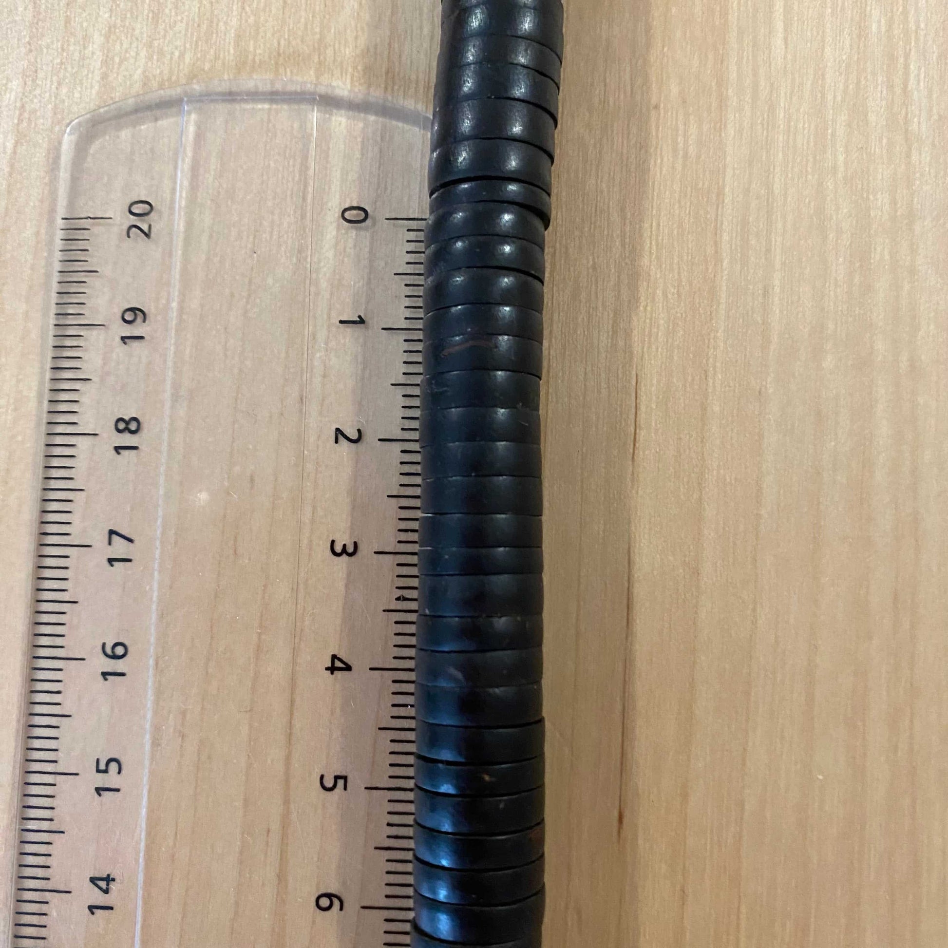 Collier sautoir de noyaux de Tucumã - Ethnie Mehinako Collier Ethnie Mehinako, localisée dans le Parc Indigène du Xingu dans l' état du Mato Grosso au Centre-Ouest du Brésil. 