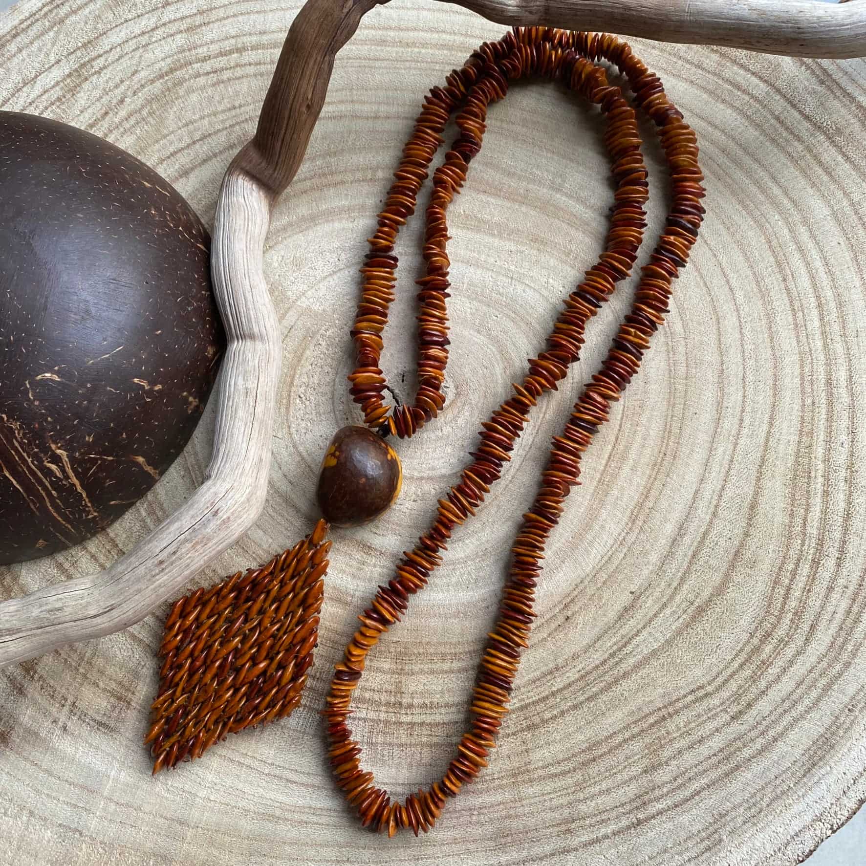 Collier sautoir graines jueirana avec pendentif en jarina - Ethnie Pataxo Collier Ethnie Pataxo, localisée dans l'état de Bahia à l'Est du Brésil. 