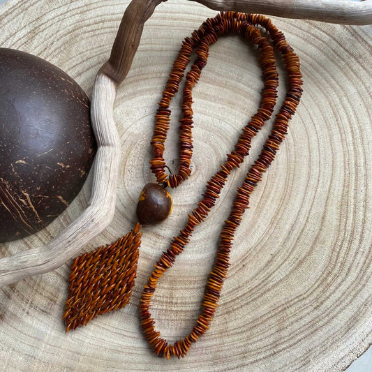 Collier sautoir graines jueirana avec pendentif en jarina - Ethnie Pataxo Collier Ethnie Pataxo, localisée dans l'état de Bahia à l'Est du Brésil. 