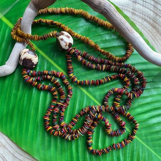 Collier sautoir multicolore jueirana et jarina - Ethnie Pataxo Collier Ethnie Pataxo, localisée dans l'état de Bahia à l'Est du Brésil. 