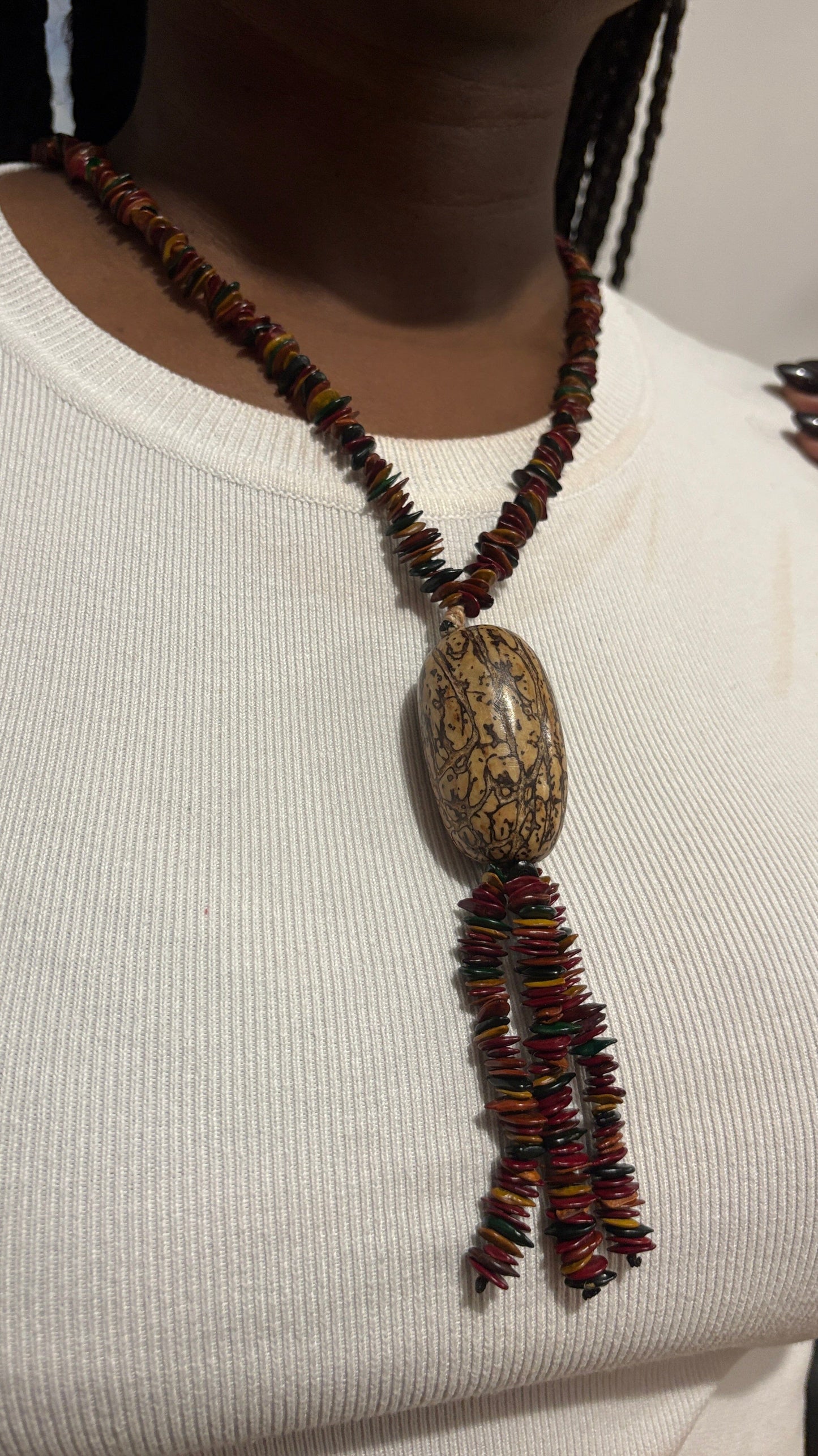 Collier sautoir multicolore jueirana et jupati - Ethnie Pataxo Collier Ethnie Pataxo, localisée dans l'état de Bahia à l'Est du Brésil. 
