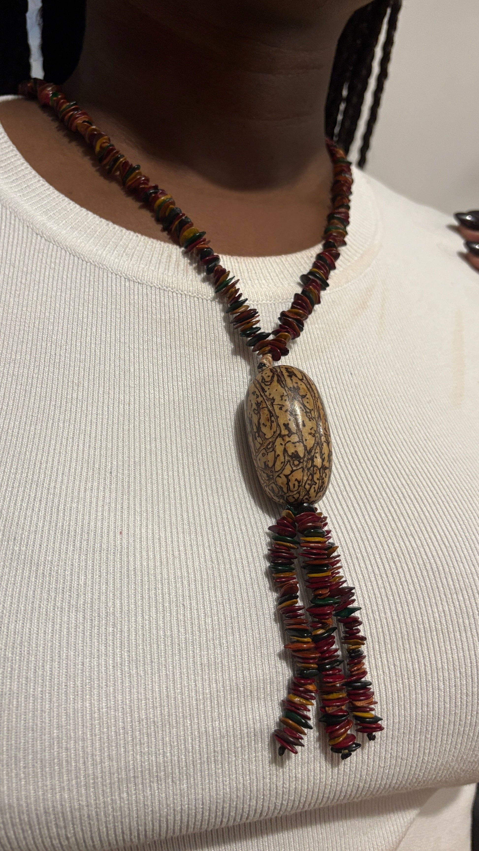 Collier sautoir multicolore jueirana et jupati - Ethnie Pataxo Collier Ethnie Pataxo, localisée dans l'état de Bahia à l'Est du Brésil. 