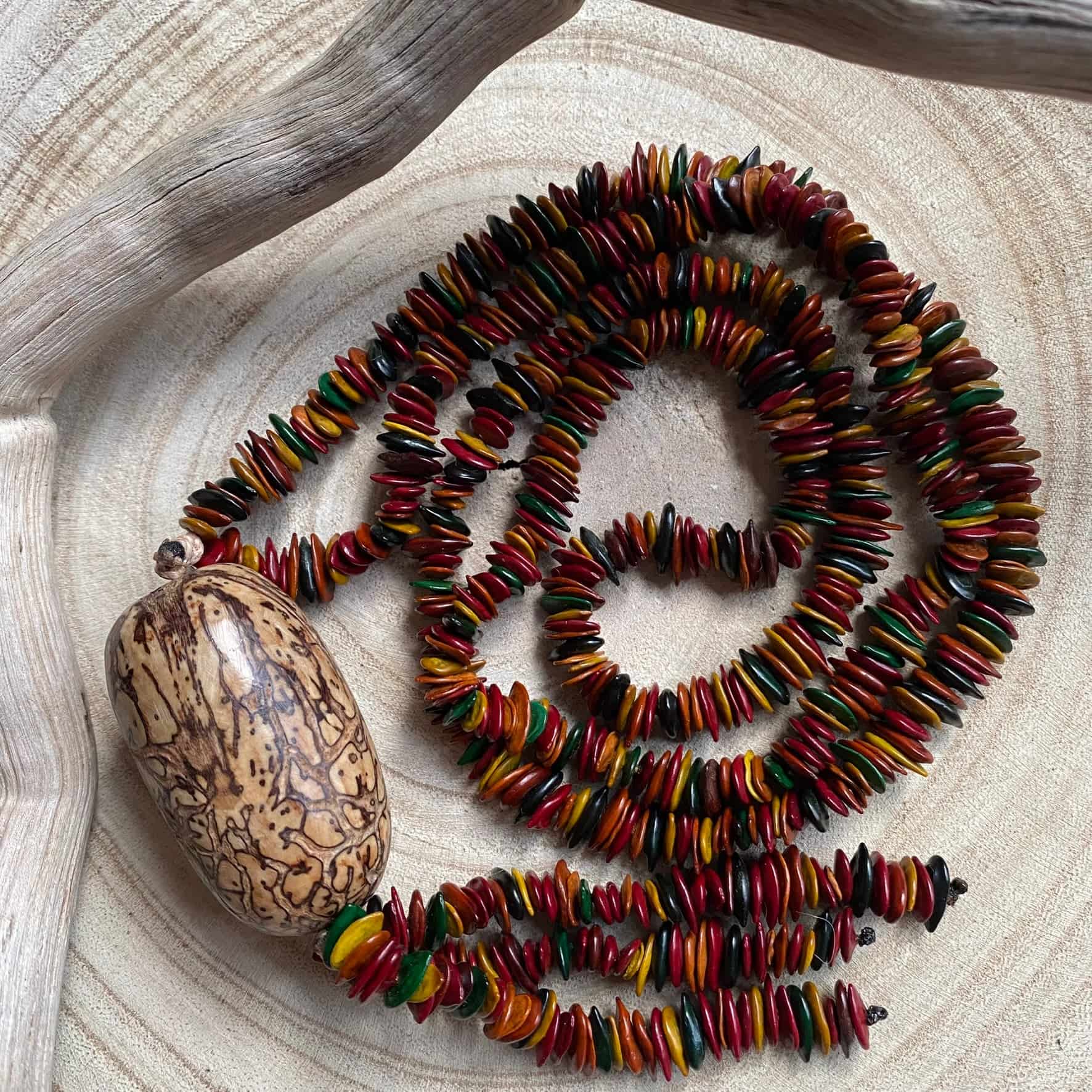 Collier sautoir multicolore jueirana et jupati - Ethnie Pataxo Collier Ethnie Pataxo, localisée dans l'état de Bahia à l'Est du Brésil. 