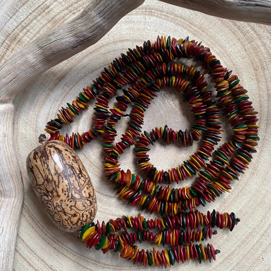 Collier sautoir multicolore jueirana et jupati - Ethnie Pataxo Collier Ethnie Pataxo, localisée dans l'état de Bahia à l'Est du Brésil. 