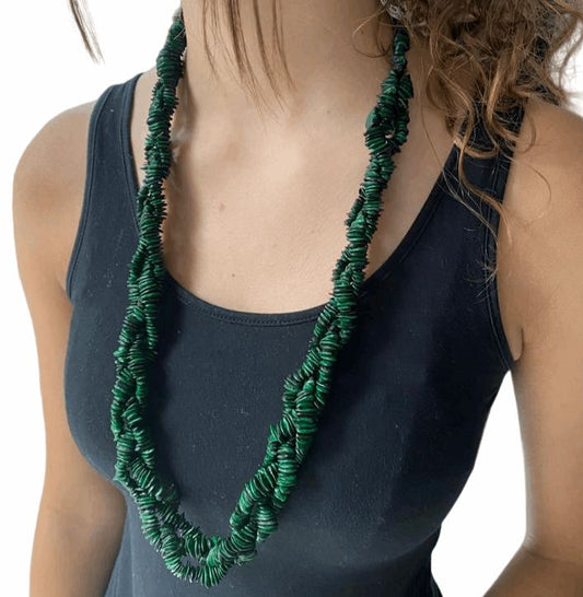 Collier sautoir torsadé de graines de jueirana vert - Ethnie Pataxo Collier Ethnie Pataxo, localisée dans l'état de Bahia à l'Est du Brésil. 