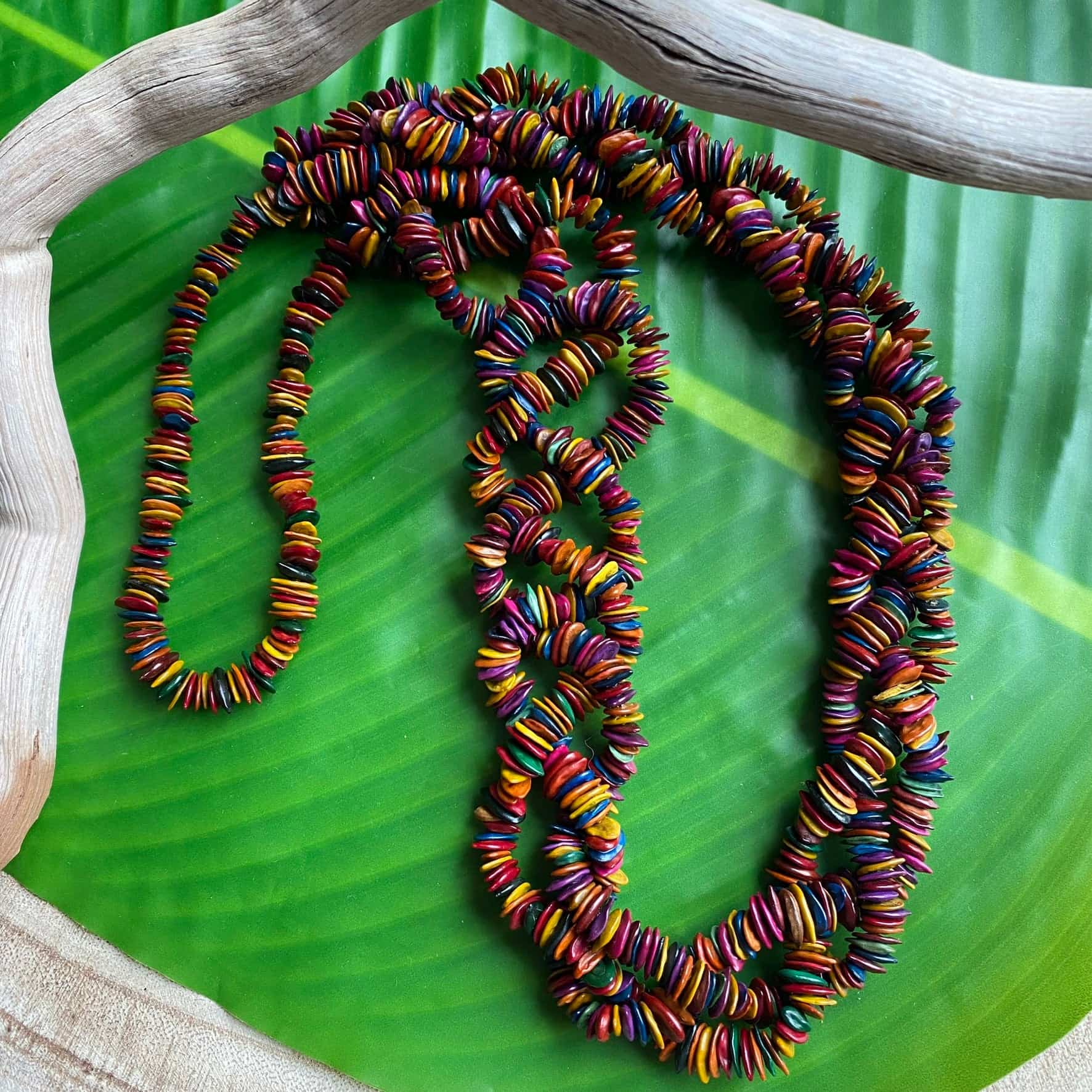 Collier sautoir torsadé multicolore jueirana - Ethnie Pataxo Collier Ethnie Pataxo, localisée dans l'état de Bahia à l'Est du Brésil. 