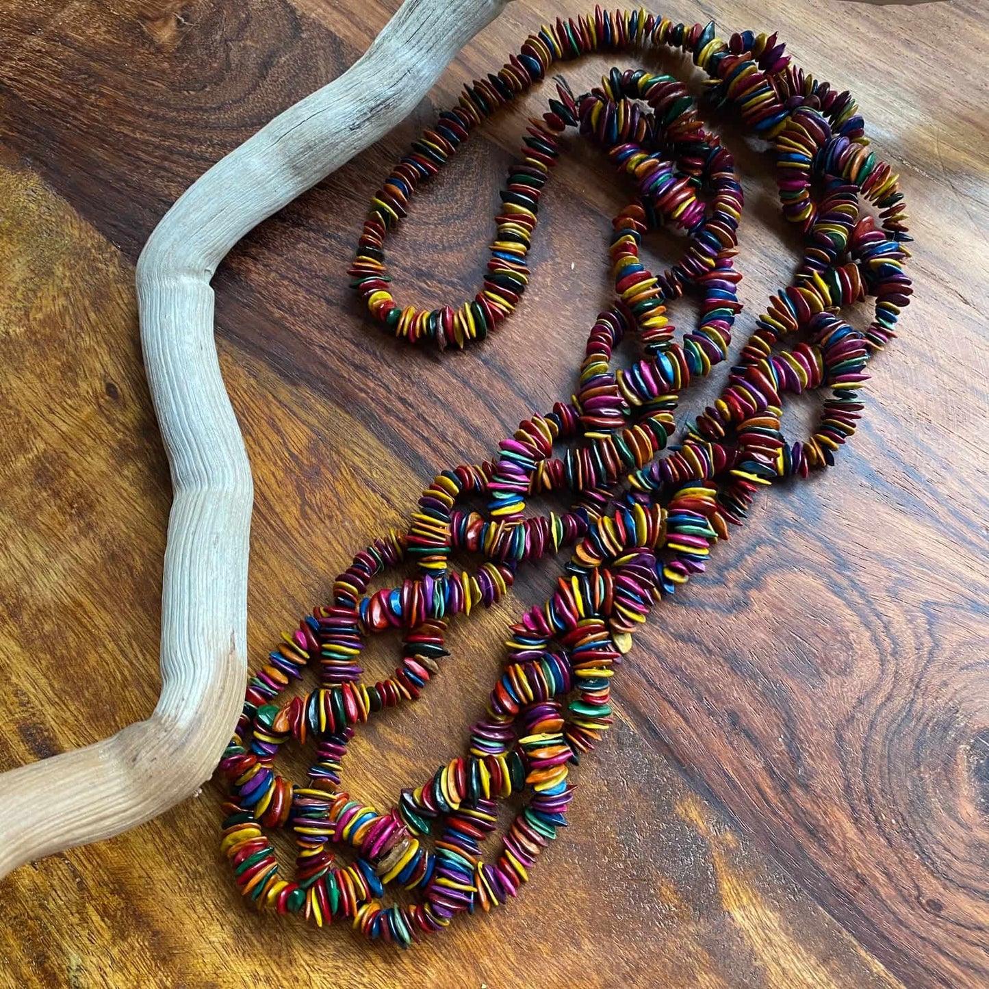 Collier sautoir torsadé multicolore jueirana - Ethnie Pataxo Collier Ethnie Pataxo, localisée dans l'état de Bahia à l'Est du Brésil. 