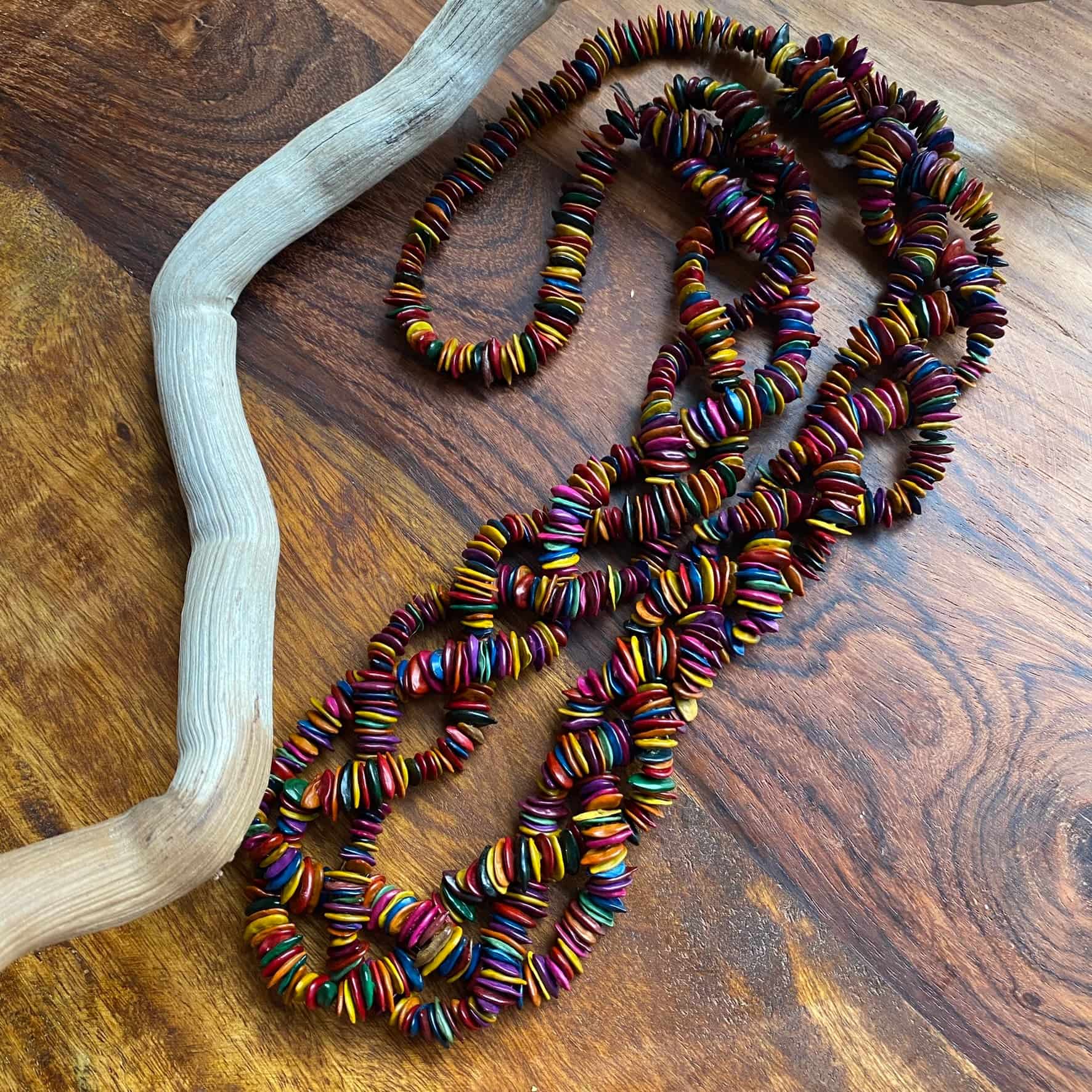 Collier sautoir torsadé multicolore jueirana - Ethnie Pataxo Collier Ethnie Pataxo, localisée dans l'état de Bahia à l'Est du Brésil. 