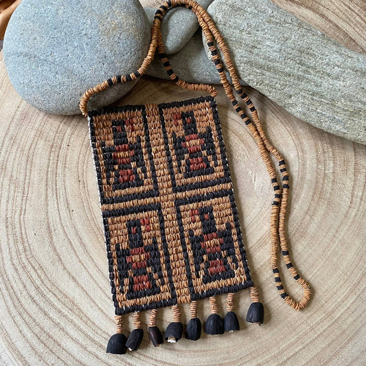 Collier traditionnel - graines naturelles de morototo - Ethnie Katuena Collier Ethnie Katuena, localisée dans les états de l' Amazonas, Pará et Roraima dans le Nord du Brésil. 