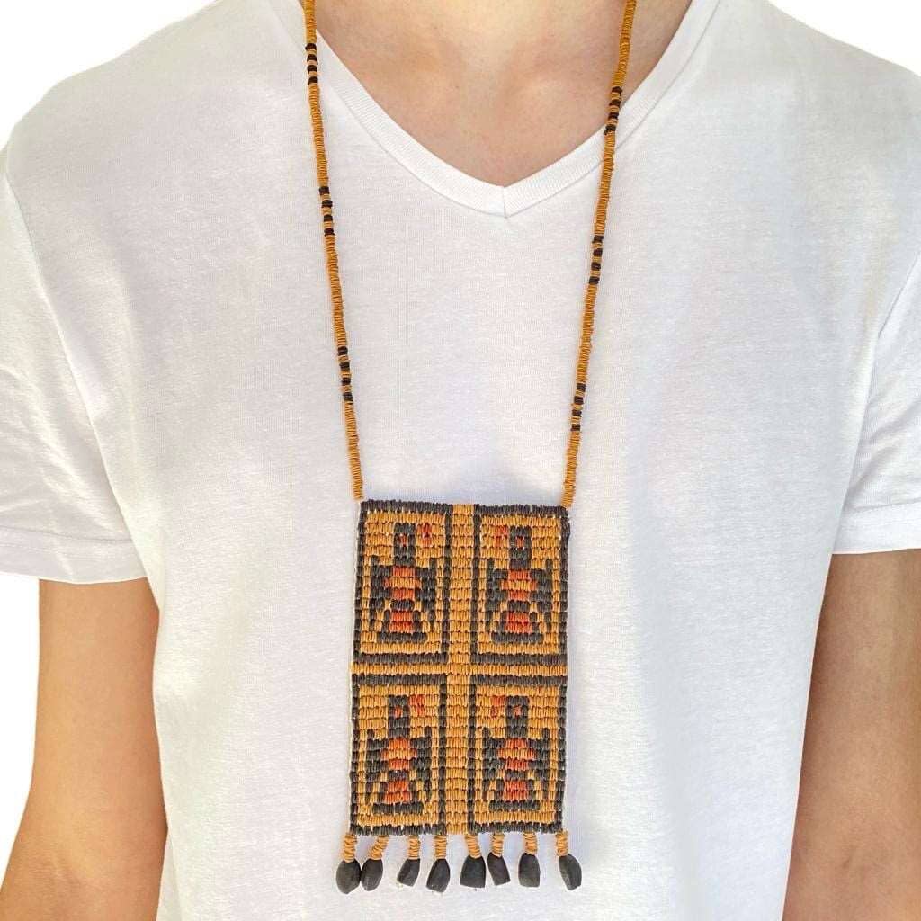 Collier traditionnel - graines naturelles de morototo - Ethnie Katuena Collier Ethnie Katuena, localisée dans les états de l' Amazonas, Pará et Roraima dans le Nord du Brésil. 