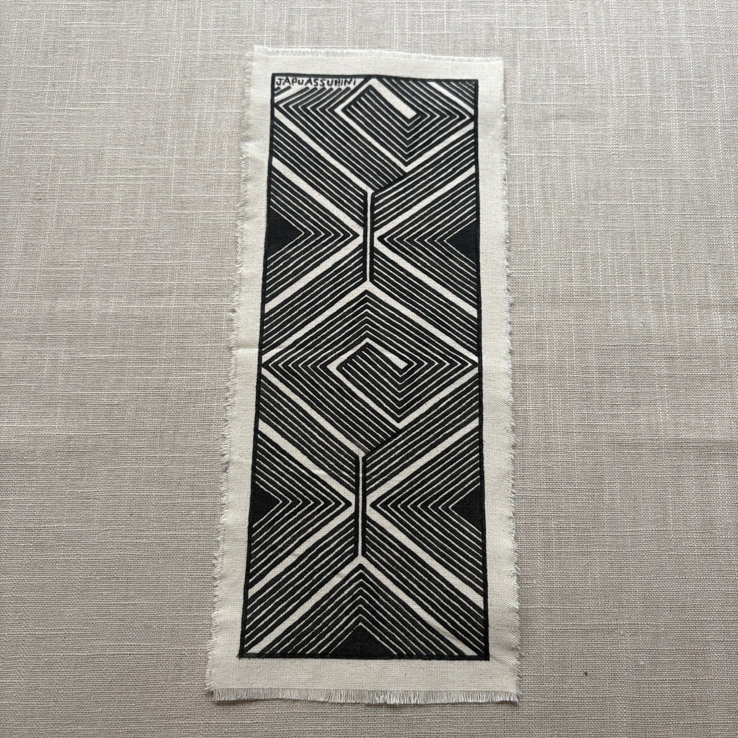 Dessin ethnique sur tissu - Ethnie Assurini Dessin Ethnie Assurini, localisée dans l'état du Pará dans le Nord du Brésil. 3 