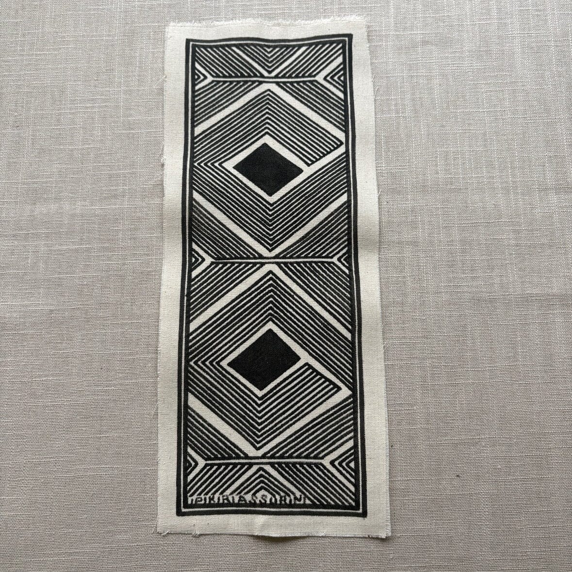 Dessin ethnique sur tissu - Ethnie Assurini Dessin Ethnie Assurini, localisée dans l'état du Pará dans le Nord du Brésil. 4 