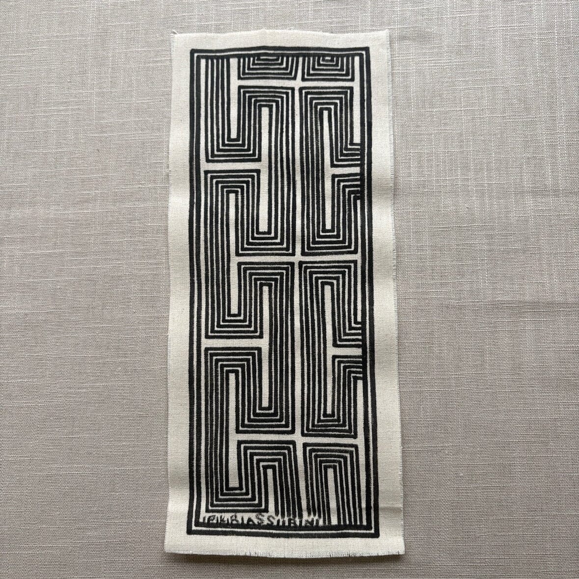 Dessin ethnique sur tissu - Ethnie Assurini Dessin Ethnie Assurini, localisée dans l'état du Pará dans le Nord du Brésil. 10 