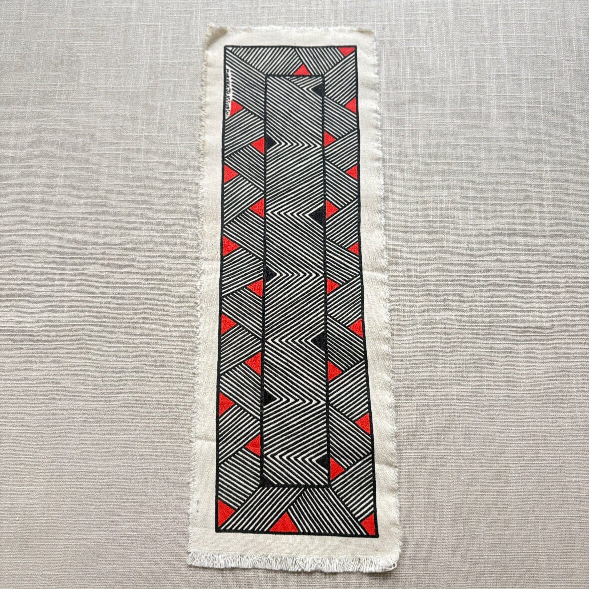 Dessin ethnique sur tissu - Ethnie Assurini Dessin Ethnie Assurini, localisée dans l'état du Pará dans le Nord du Brésil. 8 