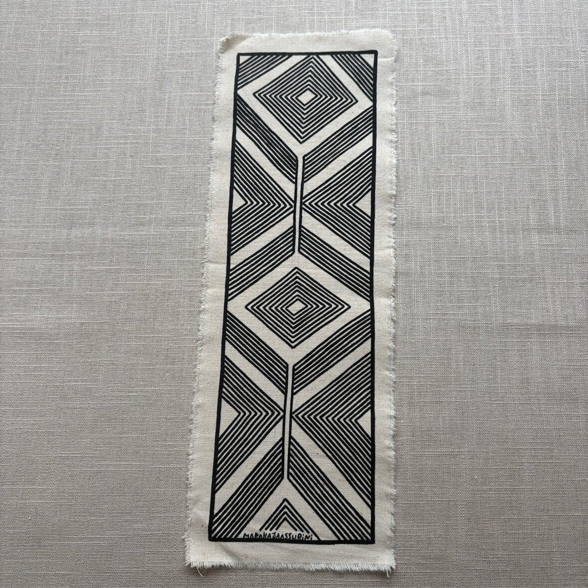 Dessin ethnique sur tissu - Ethnie Assurini Dessin Ethnie Assurini, localisée dans l'état du Pará dans le Nord du Brésil. 7 