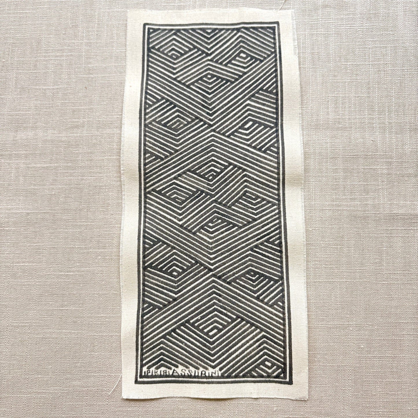 Dessin ethnique sur tissu - Ethnie Assurini Dessin Ethnie Assurini, localisée dans l'état du Pará dans le Nord du Brésil. 11 