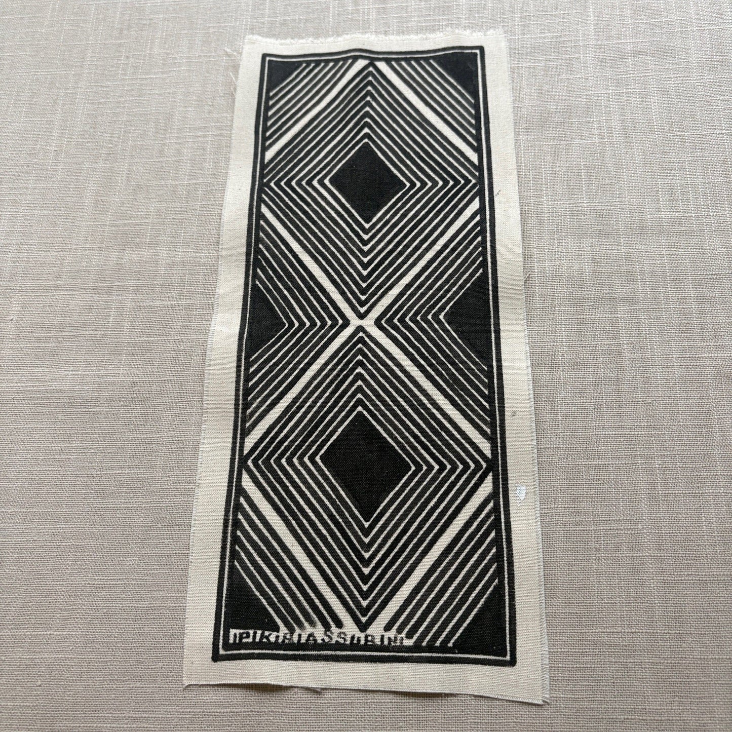 Dessin ethnique sur tissu - Ethnie Assurini Dessin Ethnie Assurini, localisée dans l'état du Pará dans le Nord du Brésil. 12 